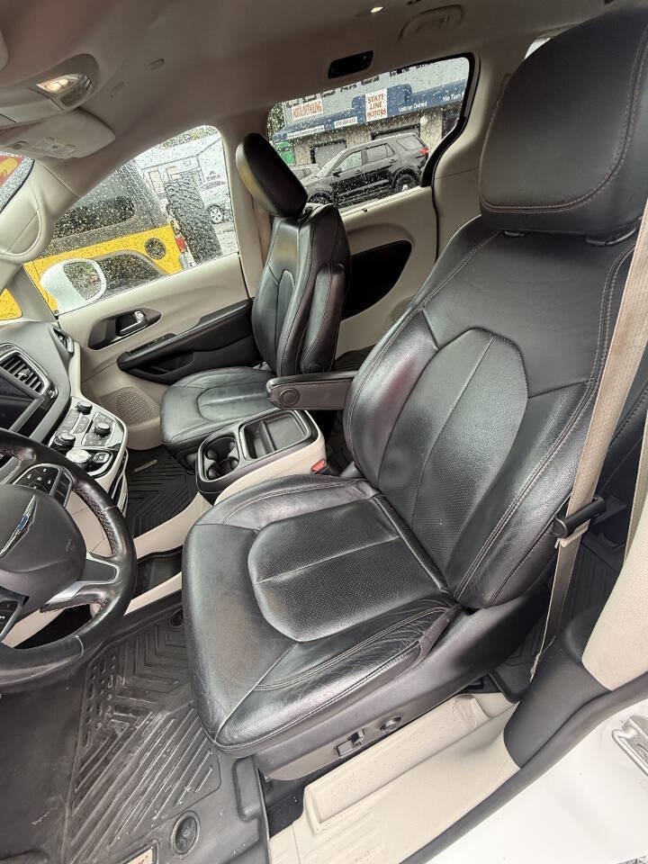 Used 2020 Chrysler Pacifica Touring-L FWD image 6