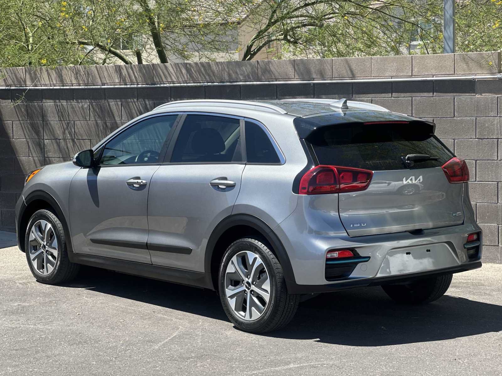 Used 2022 Kia Niro EX FWD image 6