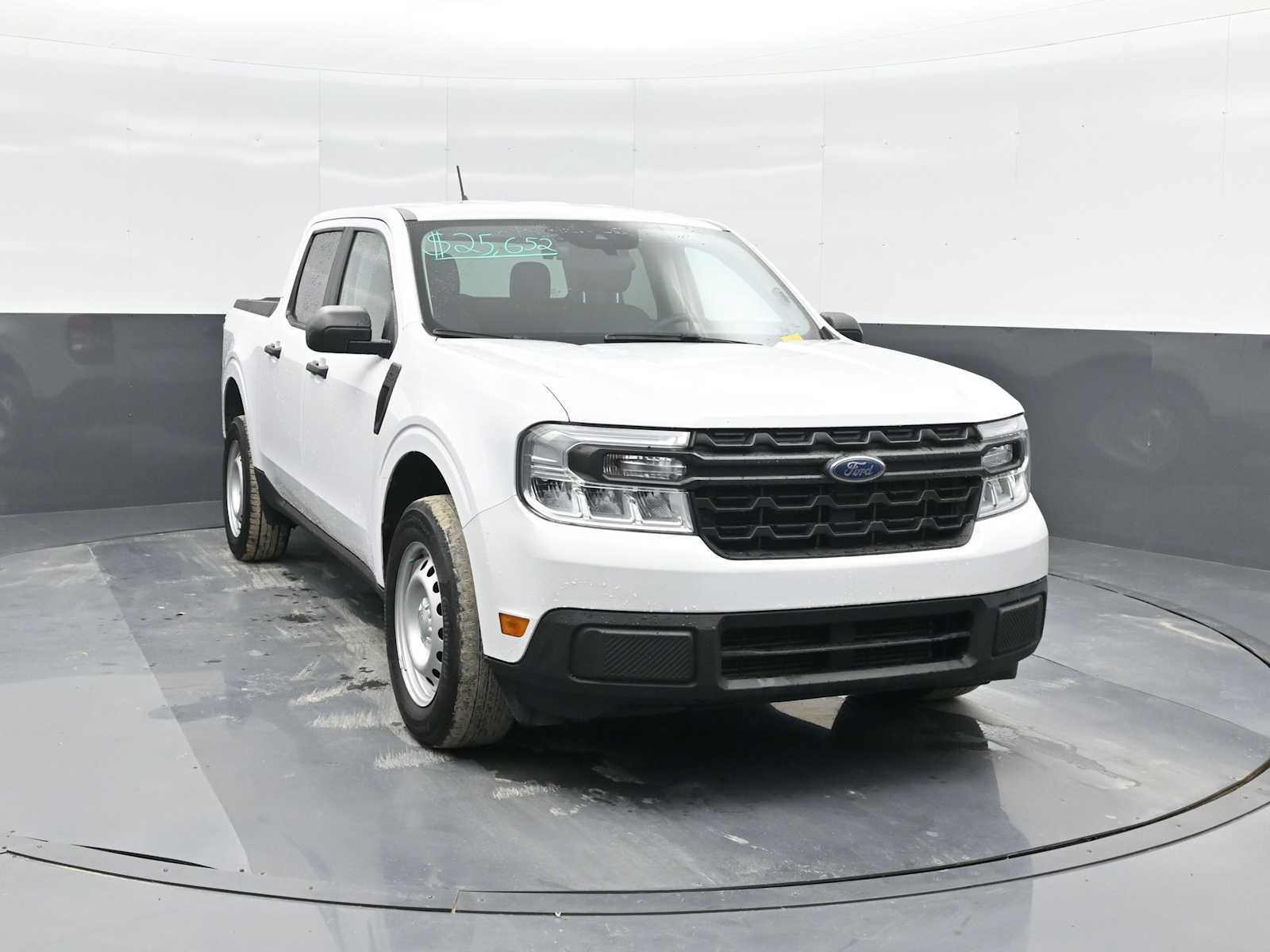 Used 2023 Ford Maverick XL image 2