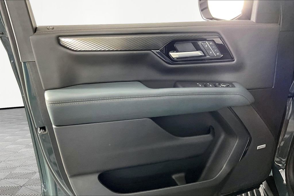 Used 2025 GMC Yukon AT4 w/ AT4 Premium Plus Package AWD/4WD image 19