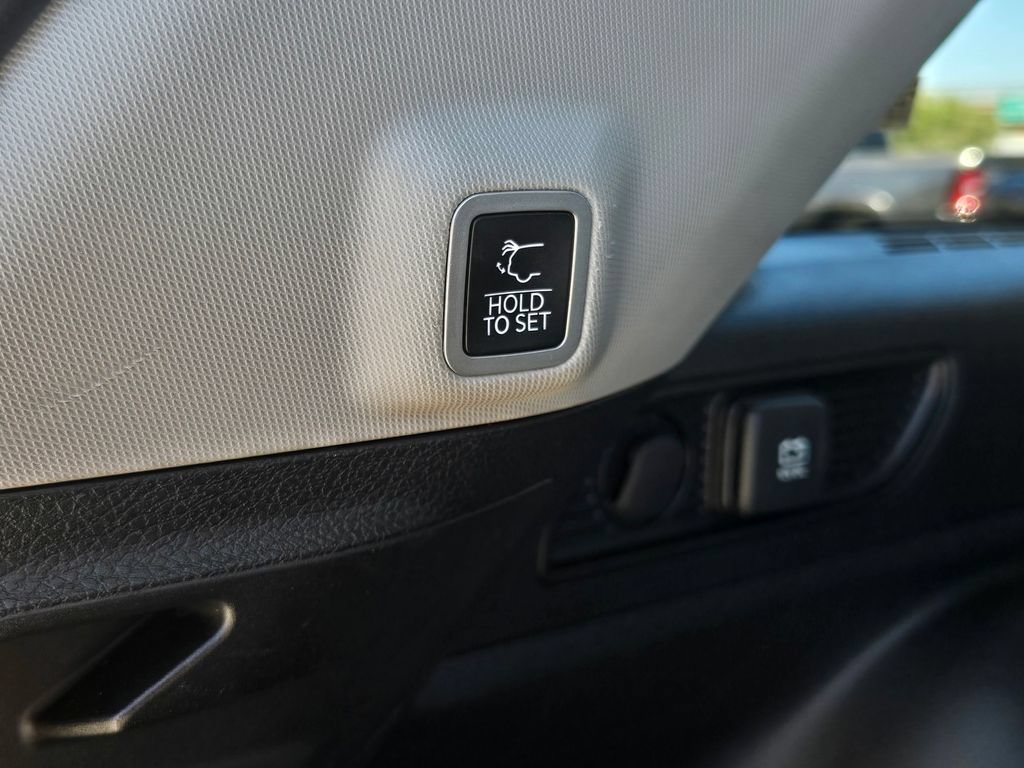 Used 2023 Jeep Grand Cherokee Limited w/ Luxury Tech Group II RWD image 22
