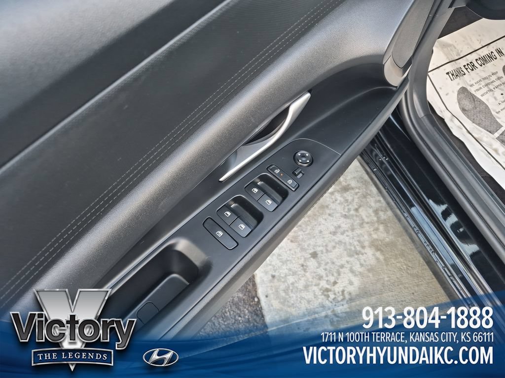 Used 2025 Hyundai Elantra SE FWD image 11