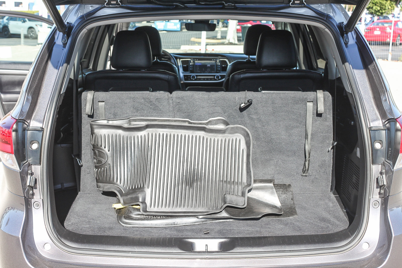 Used 2019 Toyota Highlander SE image 29