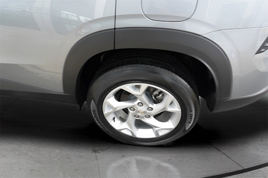 Used 2025 Chevrolet Trax LS w/ LS Convenience Package image 9