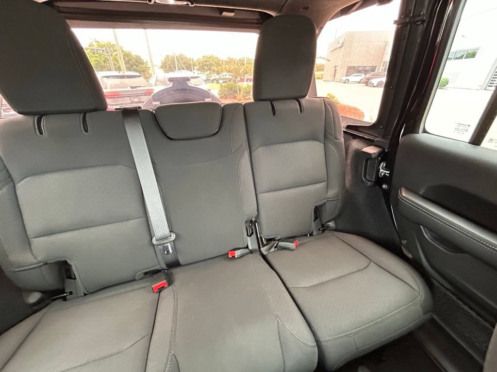 Used 2022 Jeep Wrangler Unlimited Sahara AWD/4WD image 14
