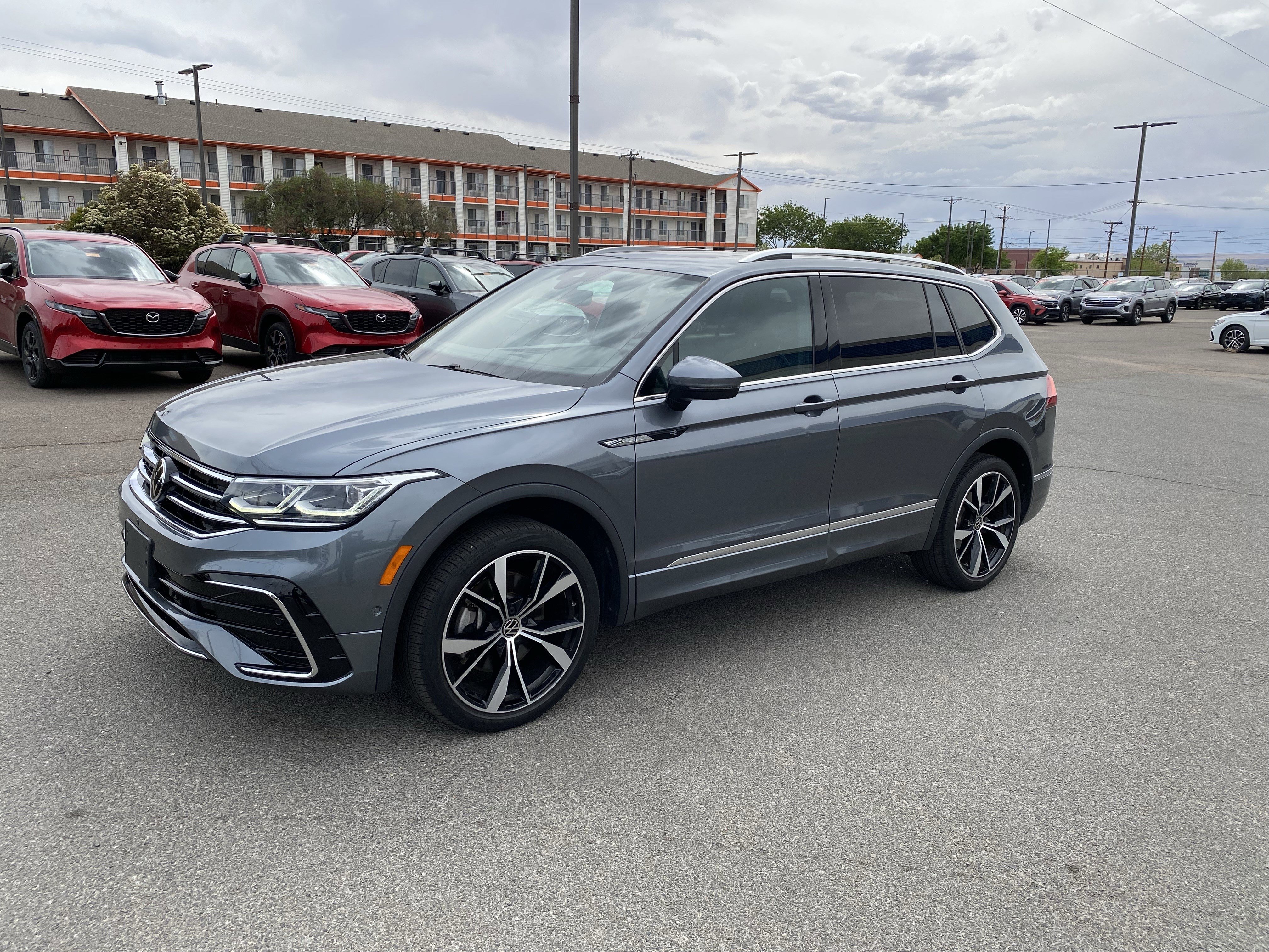 Used 2023 Volkswagen Tiguan SEL R-Line image 43
