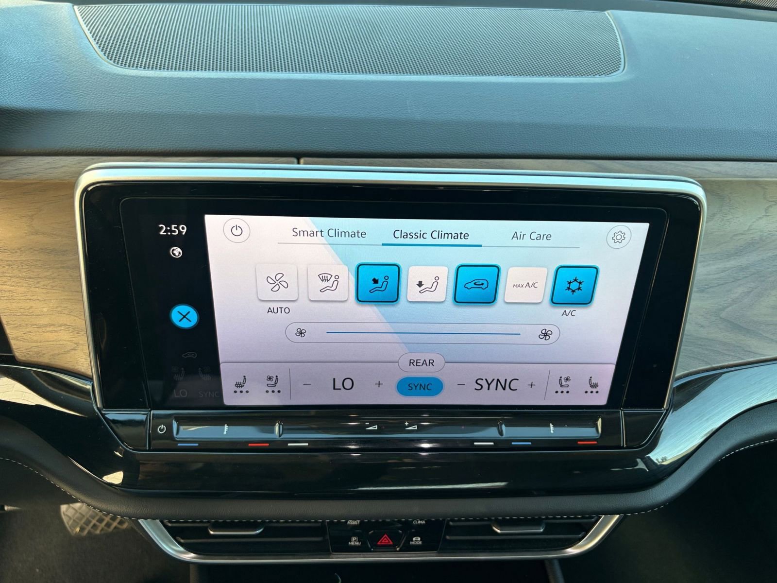 Used 2025 Volkswagen Atlas SE image 21