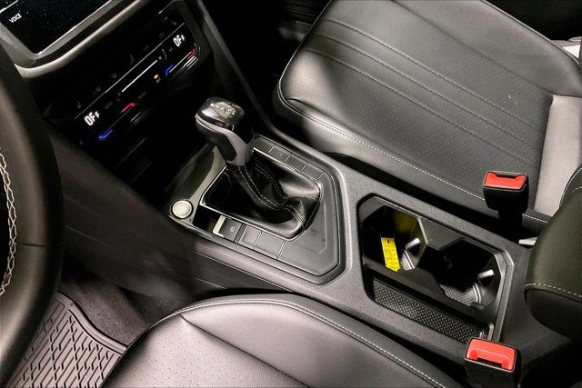 Used 2024 Volkswagen Tiguan SE w/ Panoramic Sunroof Package FWD image 17