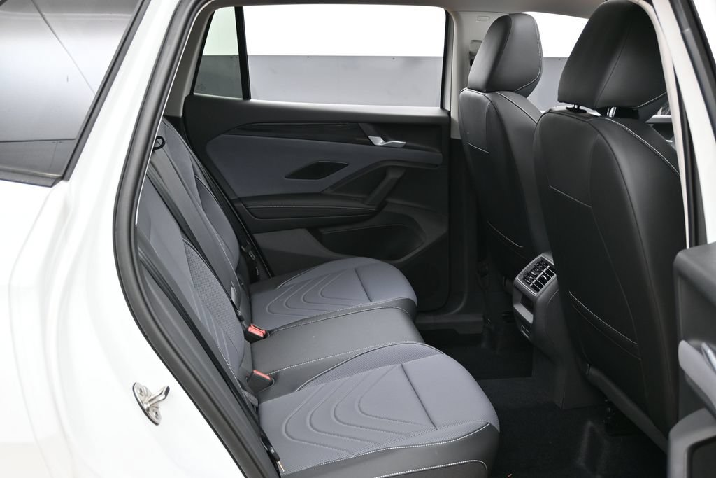 Used 2025 Volkswagen Tiguan SE w/ Panoramic Sunroof Package AWD/4WD image 34