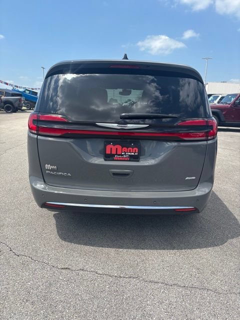 Used 2025 Chrysler Pacifica Select AWD/4WD image 11