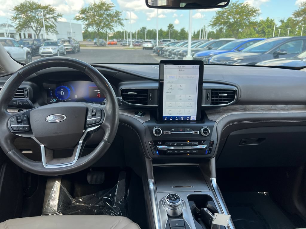 Used 2020 Ford Explorer Platinum w/ Premium Technology Package AWD/4WD image 11