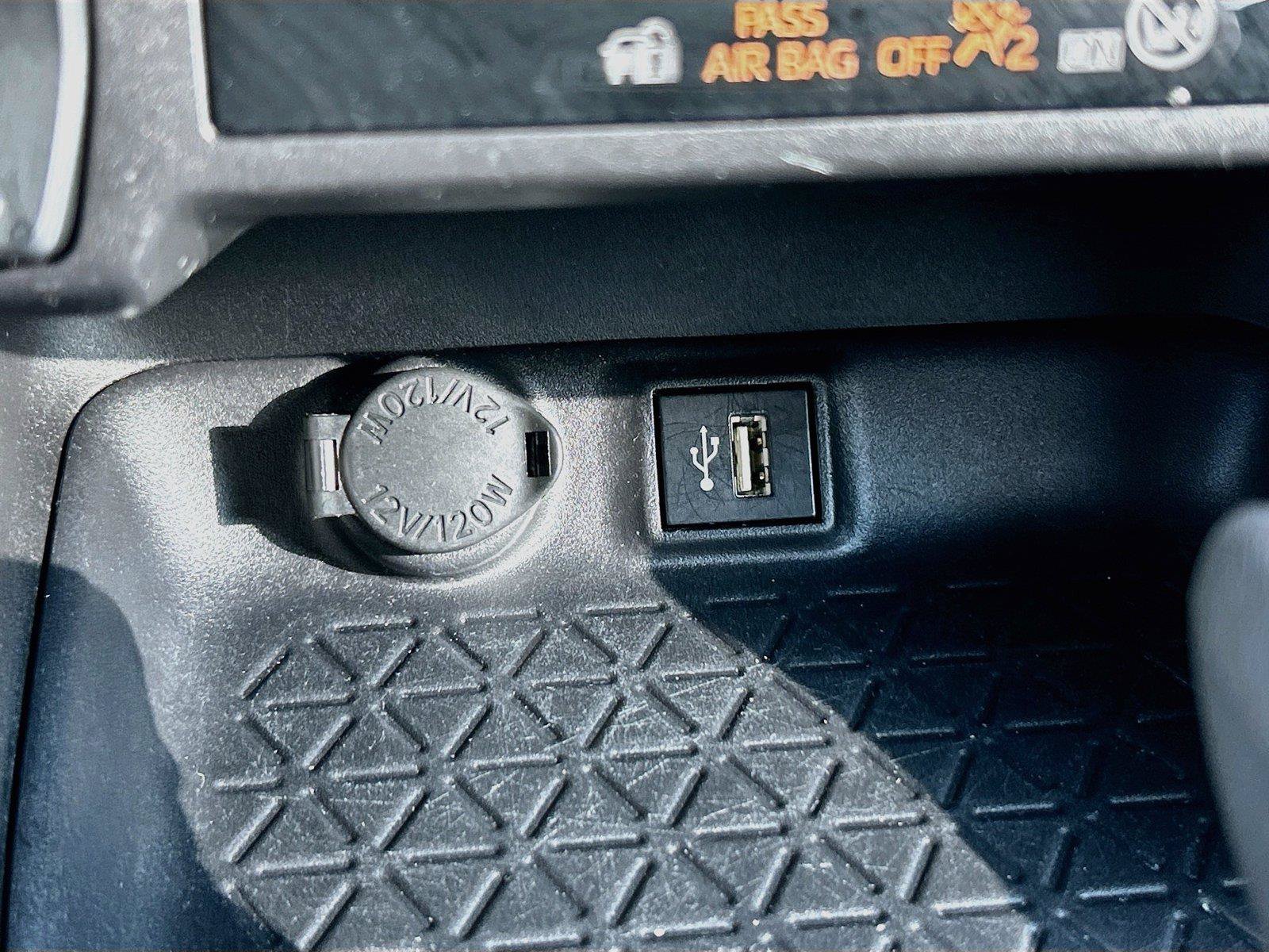 Used 2025 Toyota RAV4 XLE FWD image 30