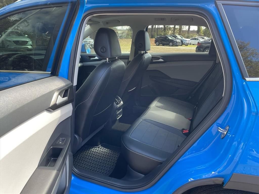Used 2023 Volkswagen Taos SE w/ Panoramic Sunroof Package image 29