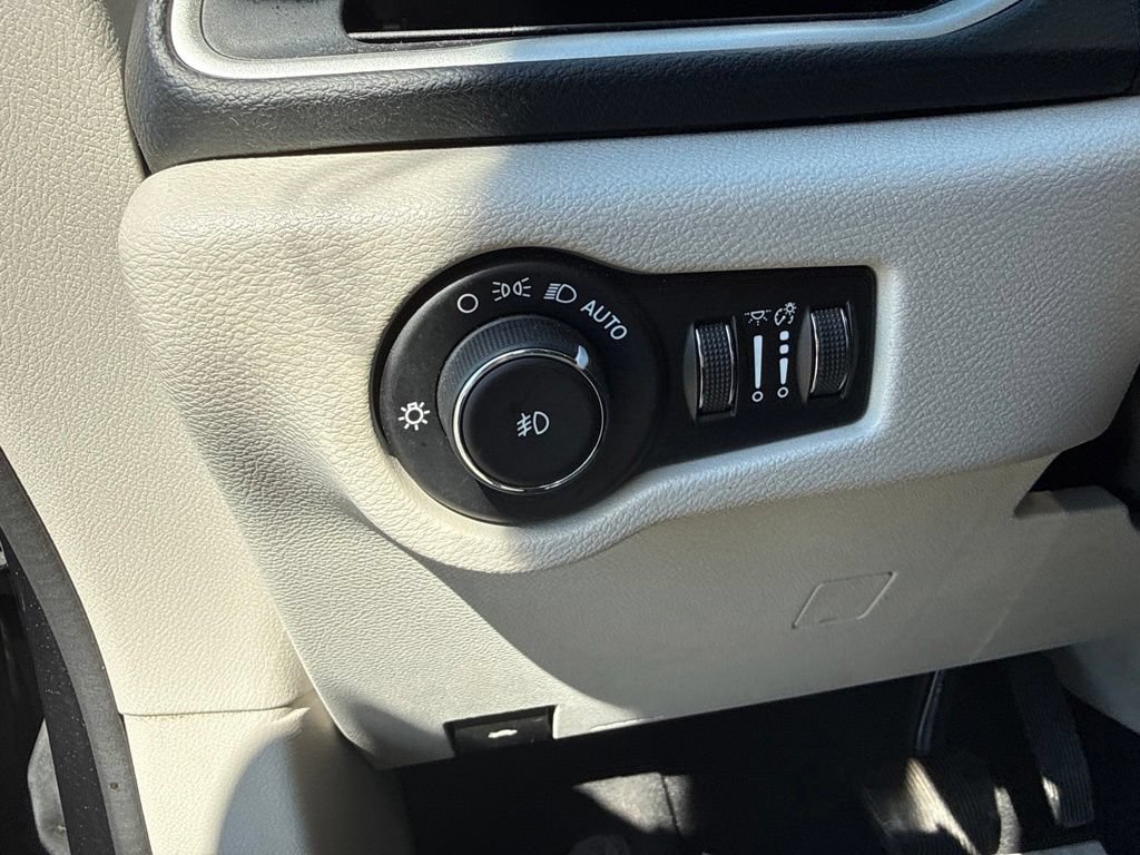 Used 2020 Chrysler Pacifica Touring-L FWD image 24