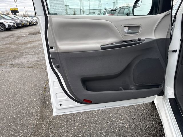 Used 2018 Toyota Sienna LE image 19