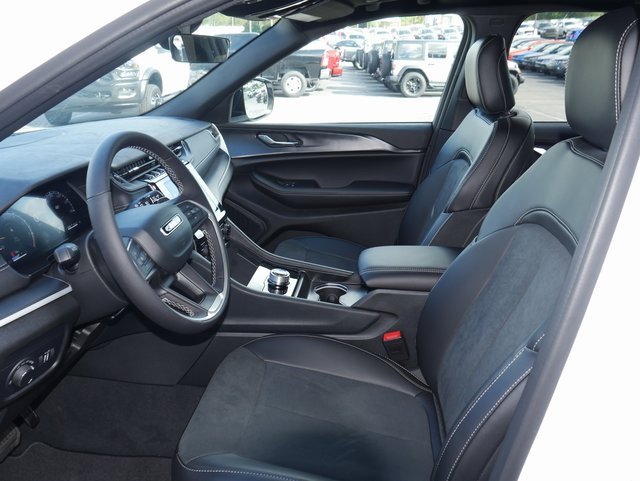 New 2025 Jeep Grand Cherokee Altitude image 2