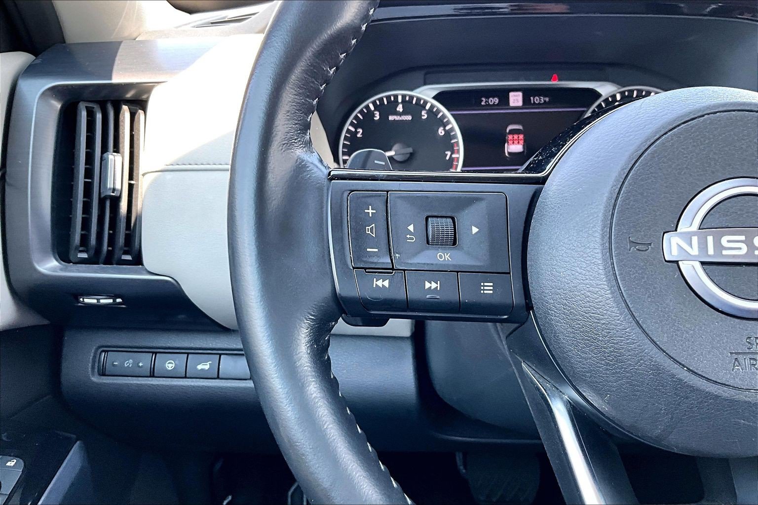 Used 2023 Nissan Pathfinder SL w/ Black Appearance Package FWD image 18
