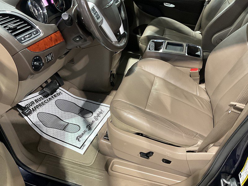 Used 2014 Chrysler Town & Country Limited w/ Luxury Group image 14