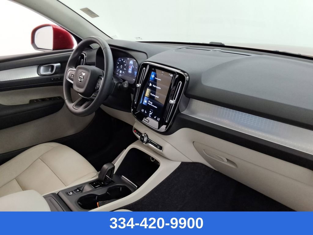 Used 2022 Volvo XC40 T5 Momentum image 27