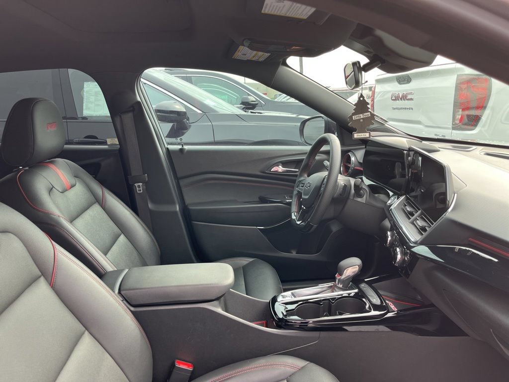 Used 2024 Chevrolet Trax RS w/ Sunroof Package FWD image 2