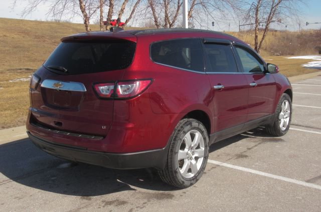 Used 2017 Chevrolet Traverse LT w/ Style and Technology Package image 2