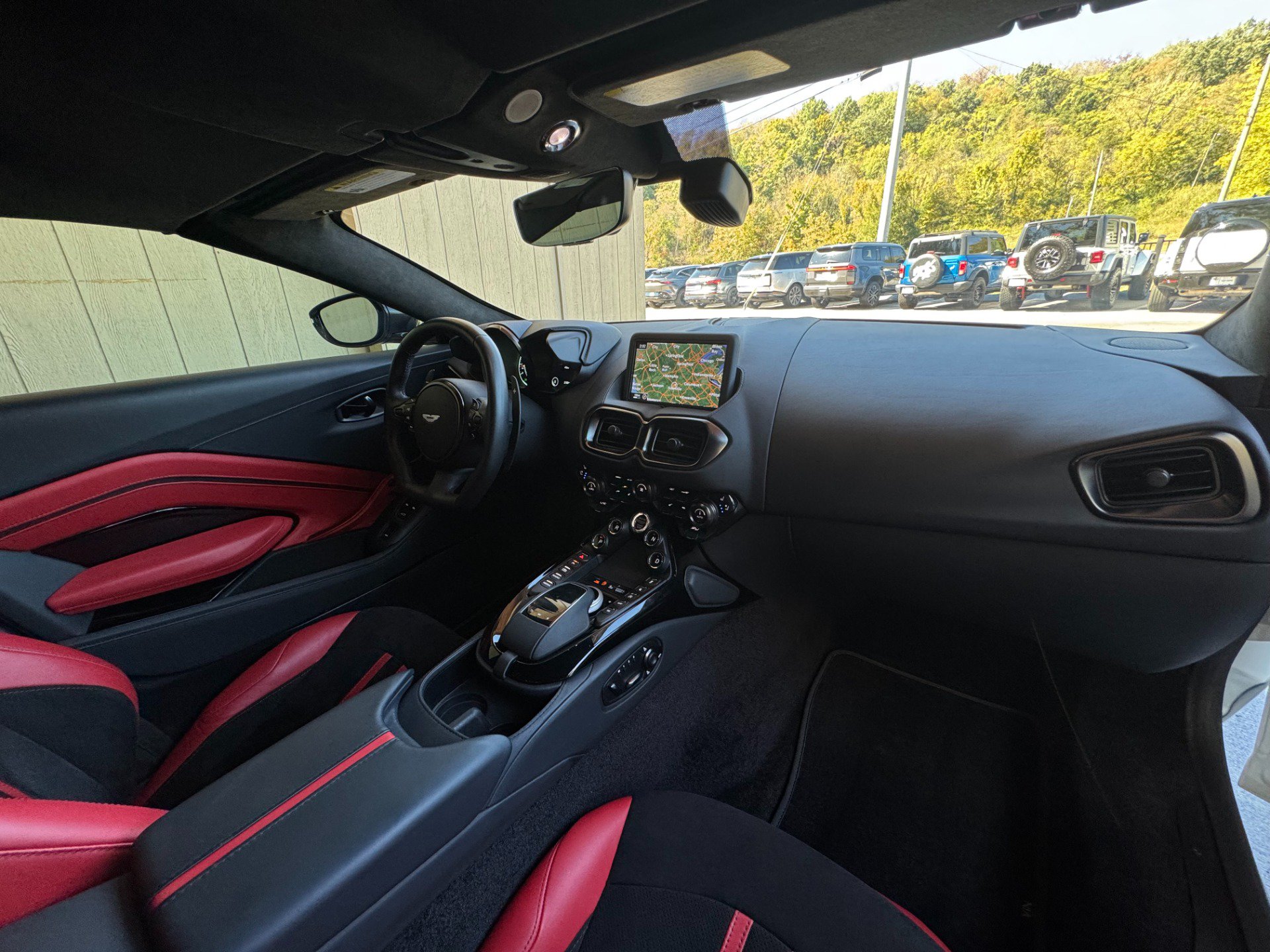 Used 2023 Aston Martin V8 Vantage Roadster RWD image 32