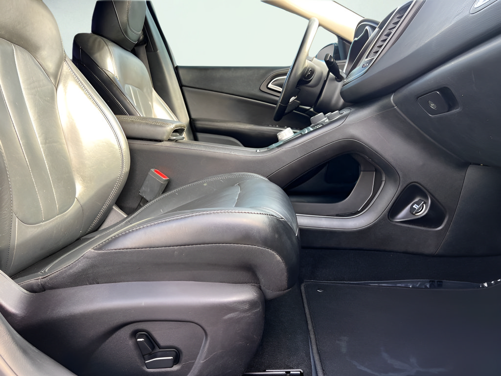 Used 2017 Chrysler 200 Limited Platinum FWD image 30