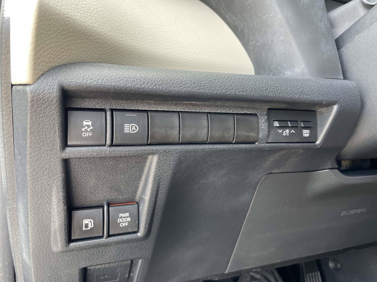 Used 2023 Toyota Sienna Limited FWD image 16