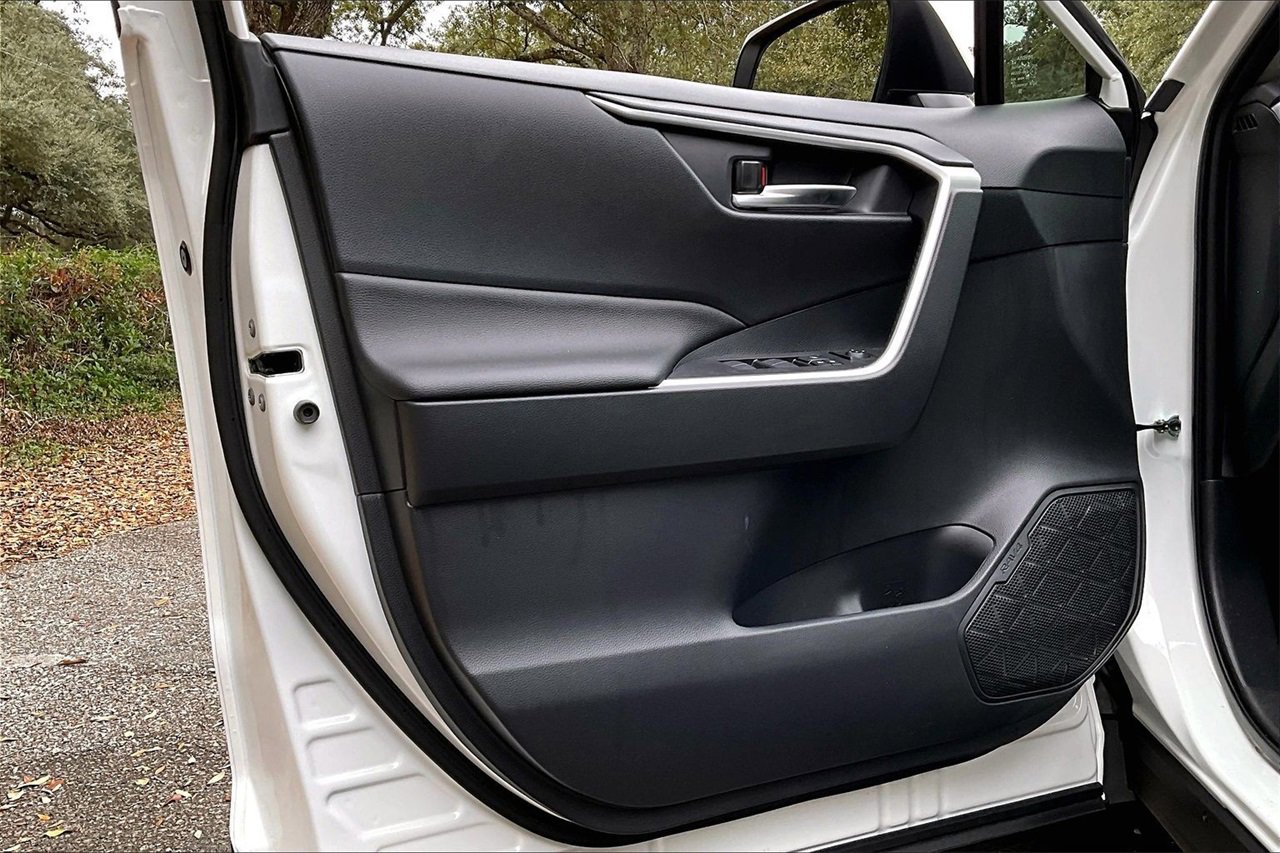 Used 2025 Toyota RAV4 XLE image 17