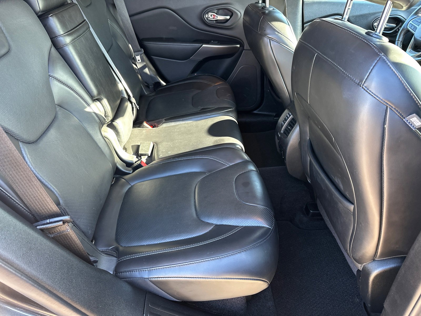 Used 2019 Jeep Cherokee Overland w/ Technology Group image 15