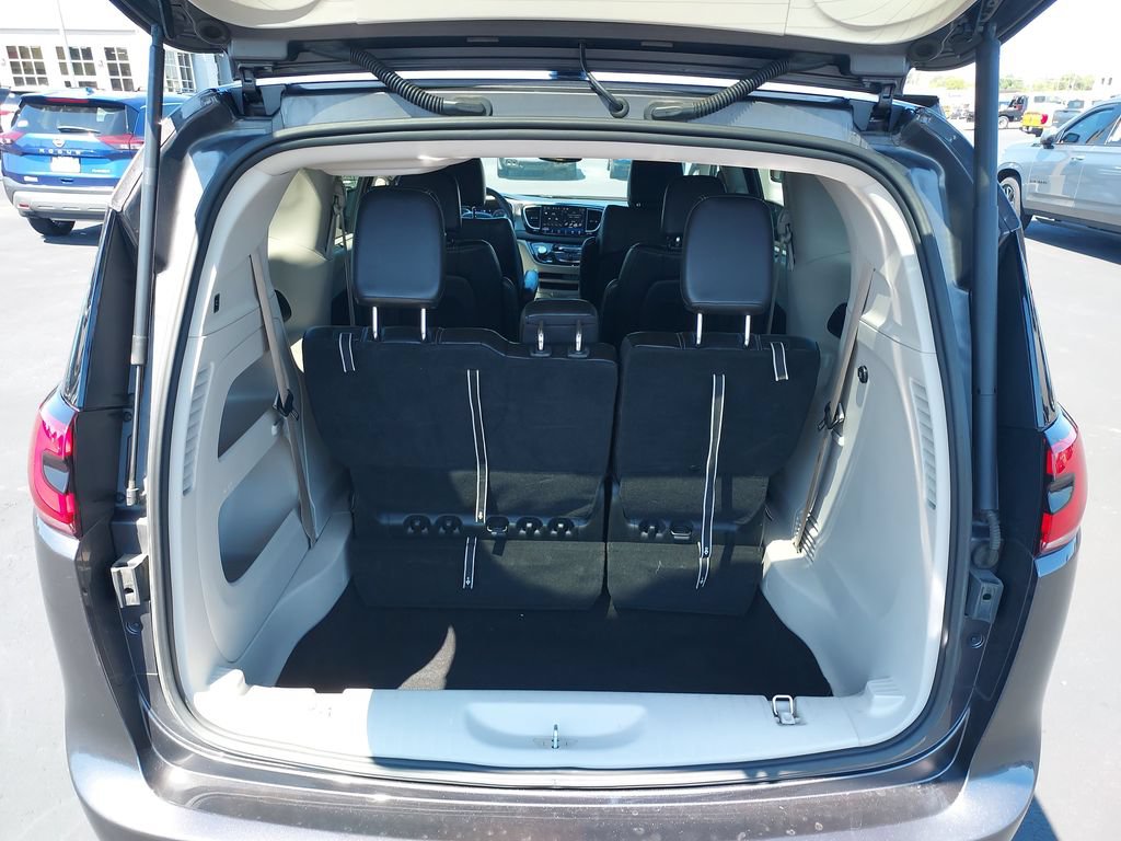 Used 2023 Chrysler Pacifica Touring-L FWD image 9