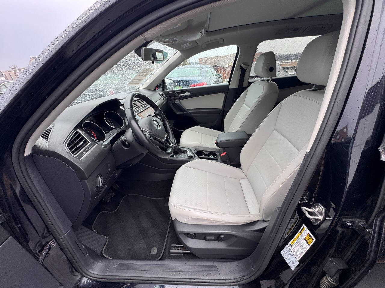 Used 2018 Volkswagen Tiguan SE w/ Panoramic Sunroof Package image 12