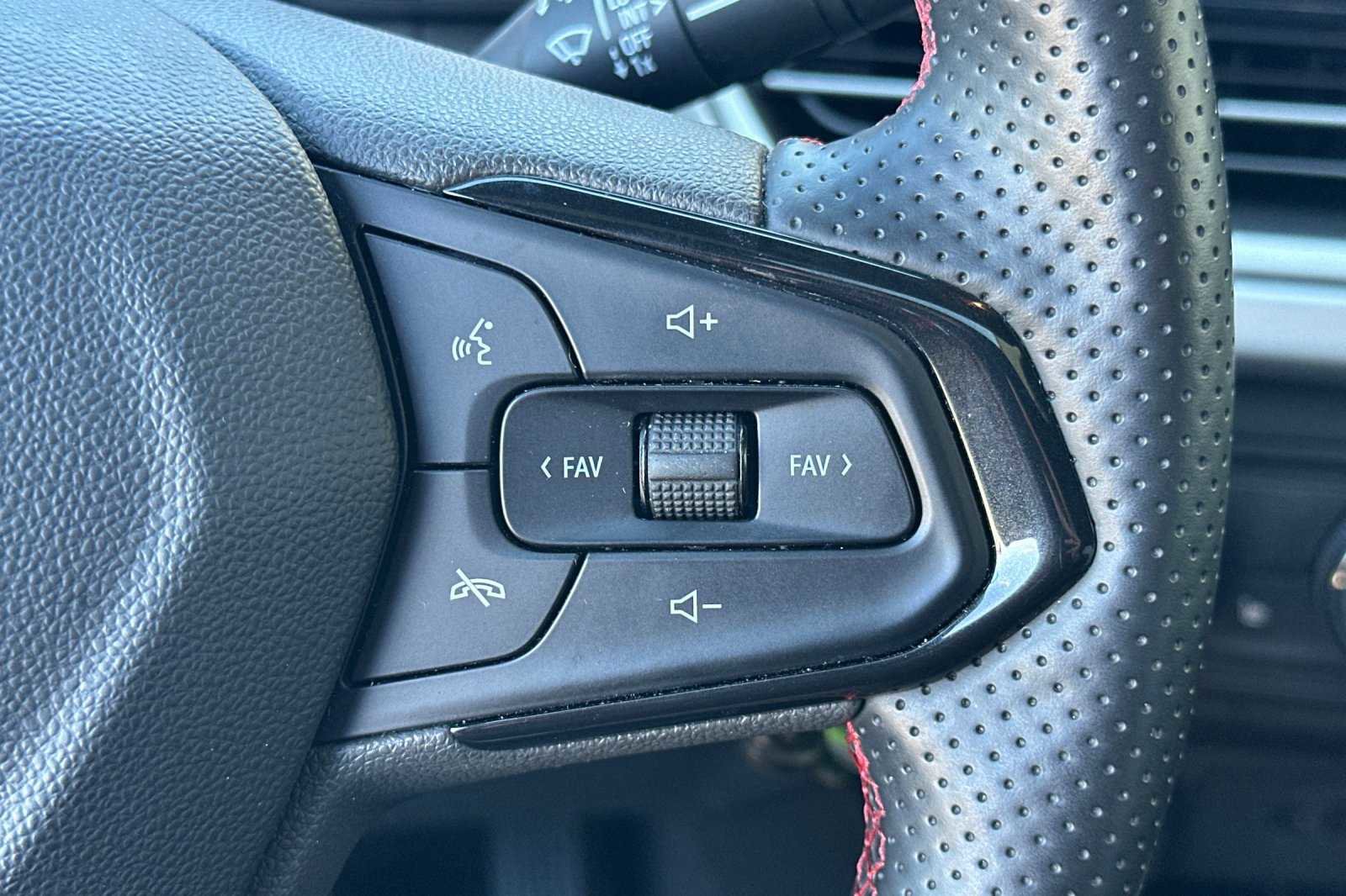 Used 2024 Chevrolet Trax RS w/ Sunroof Package image 30