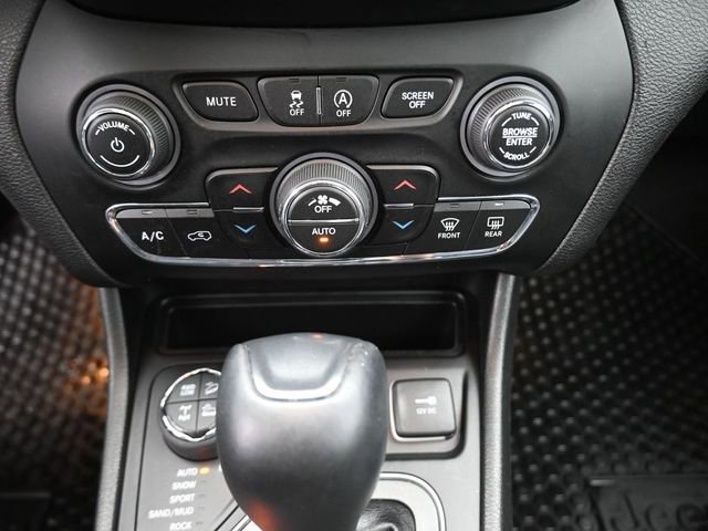 Used 2019 Jeep Cherokee Trailhawk image 6