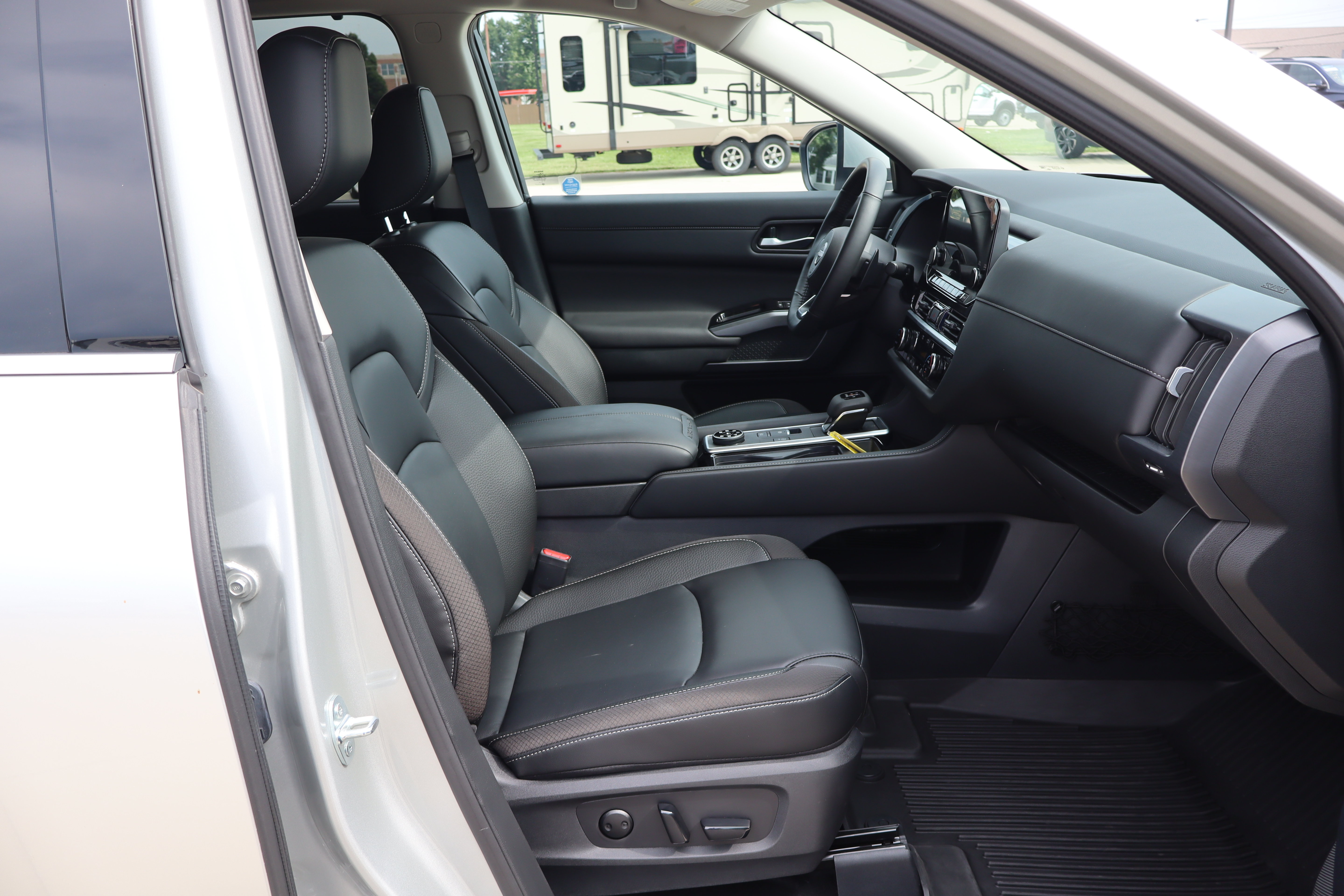Used 2025 Nissan Pathfinder SL w/ Cargo Package AWD/4WD image 14