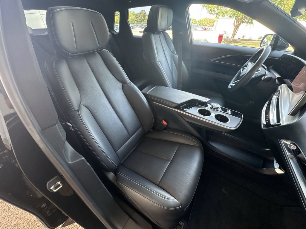 Certified 2024 Cadillac Lyriq Luxury AWD/4WD image 29