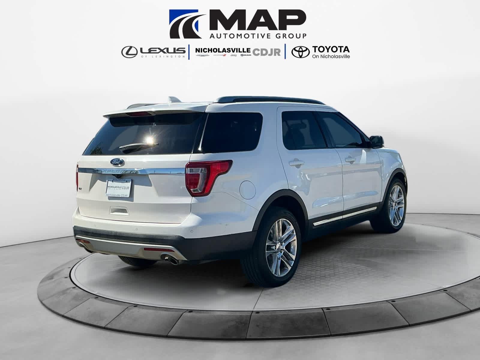 Used 2017 Ford Explorer XLT w/ Equipment Group 202A FWD image 8