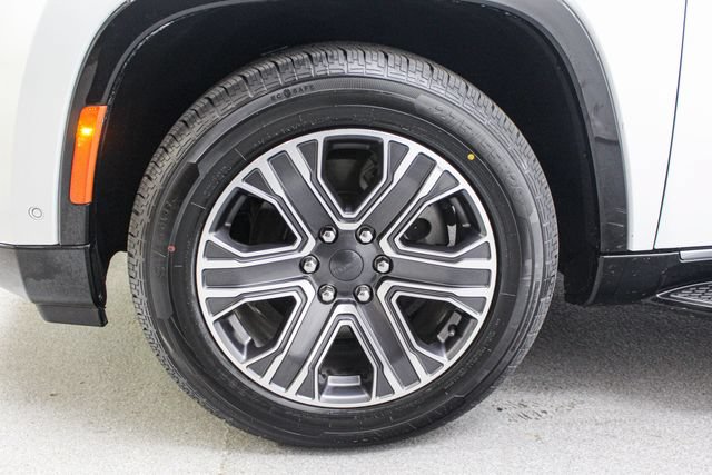 Used 2024 Jeep Wagoneer L Series II RWD image 30