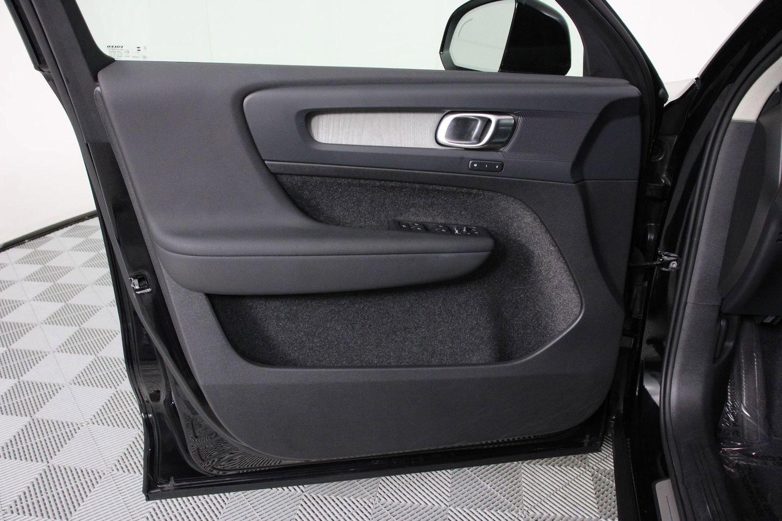Certified 2025 Volvo XC40 B5 Plus AWD/4WD image 17