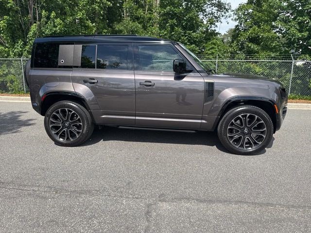 Used 2025 Land Rover Defender 110 AWD/4WD image 4