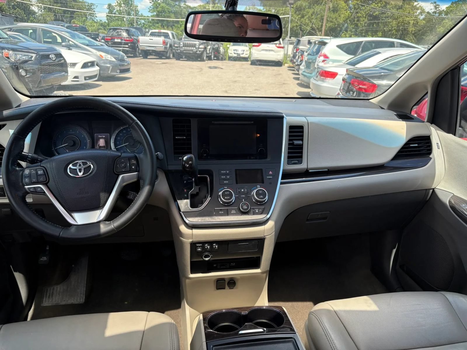 Used 2015 Toyota Sienna XLE Premium FWD image 10