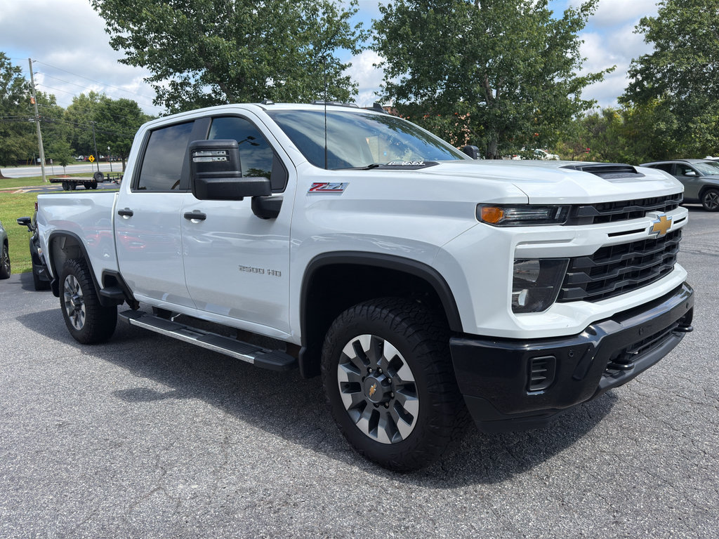 Used 2025 Chevrolet Silverado 2500 Custom AWD/4WD image 2