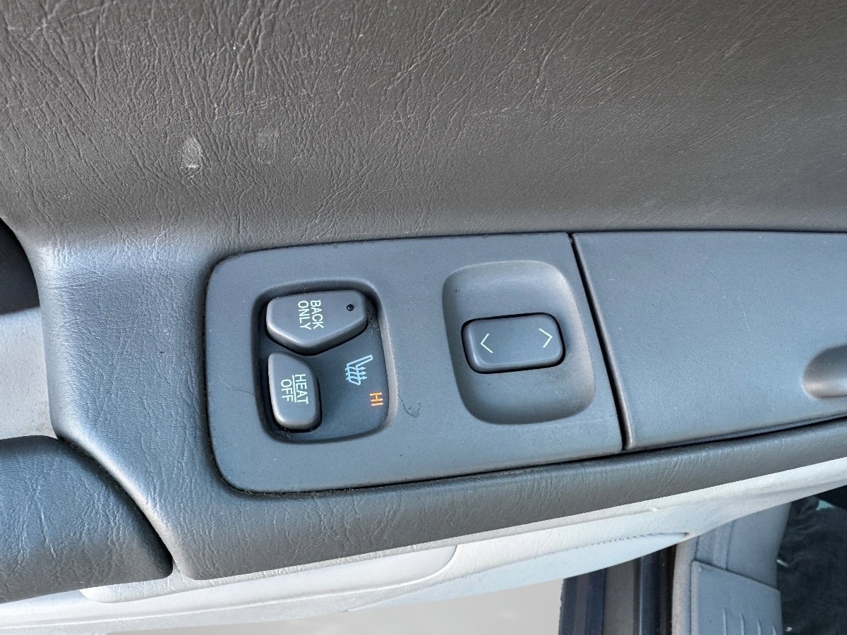 Used 2002 Cadillac De Ville w/ Comfort/Convenience Pkg image 31