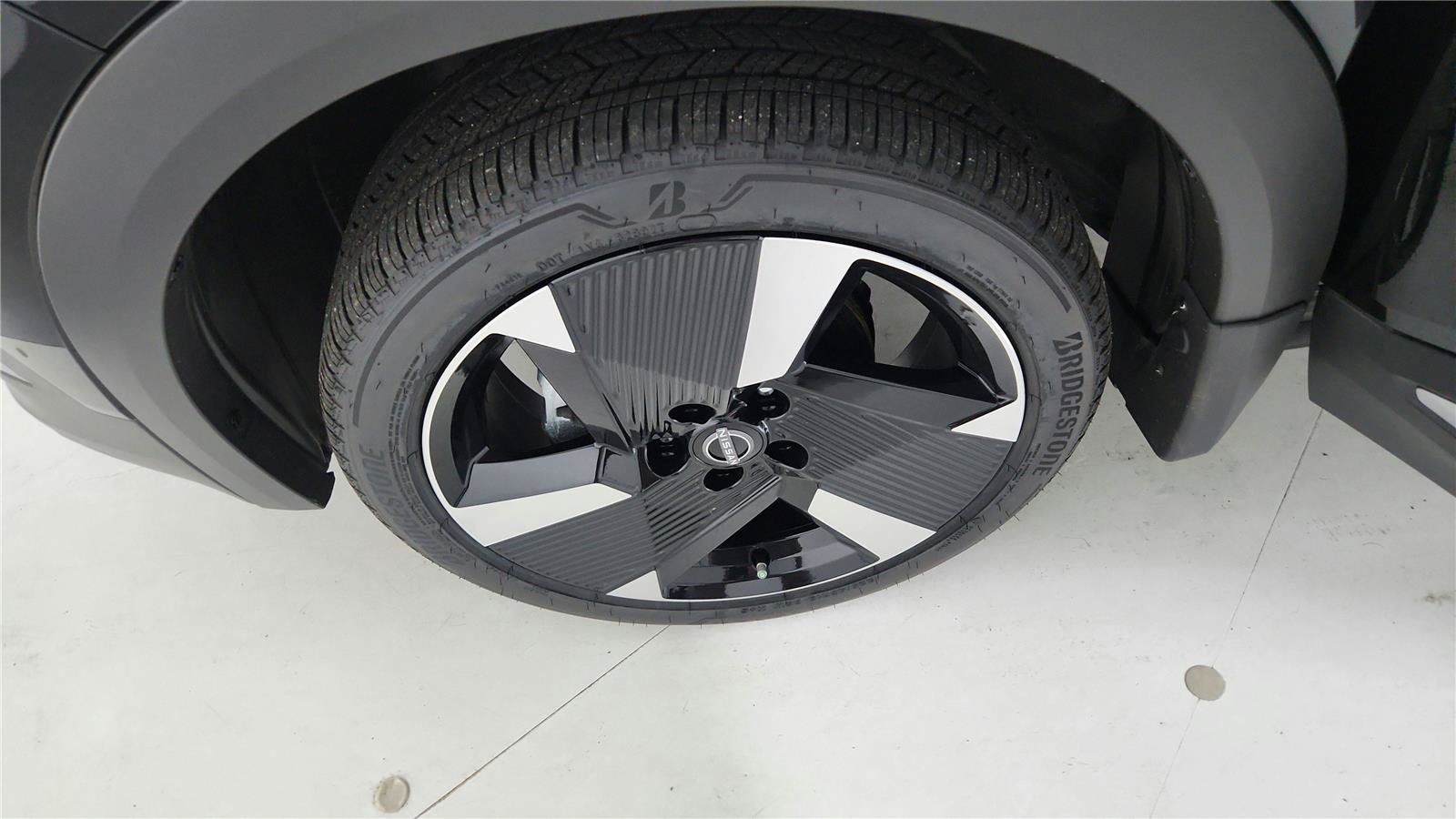 Certified 2025 Nissan Kicks SR FWD image 30