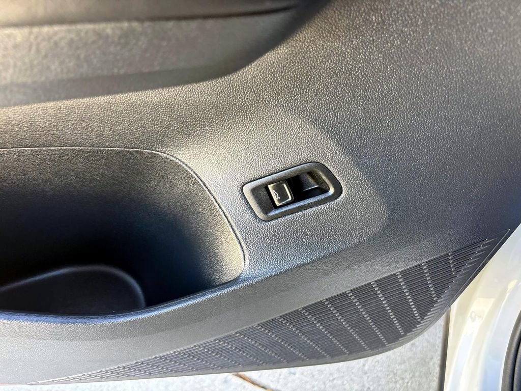 Used 2025 Volkswagen Atlas SE image 14