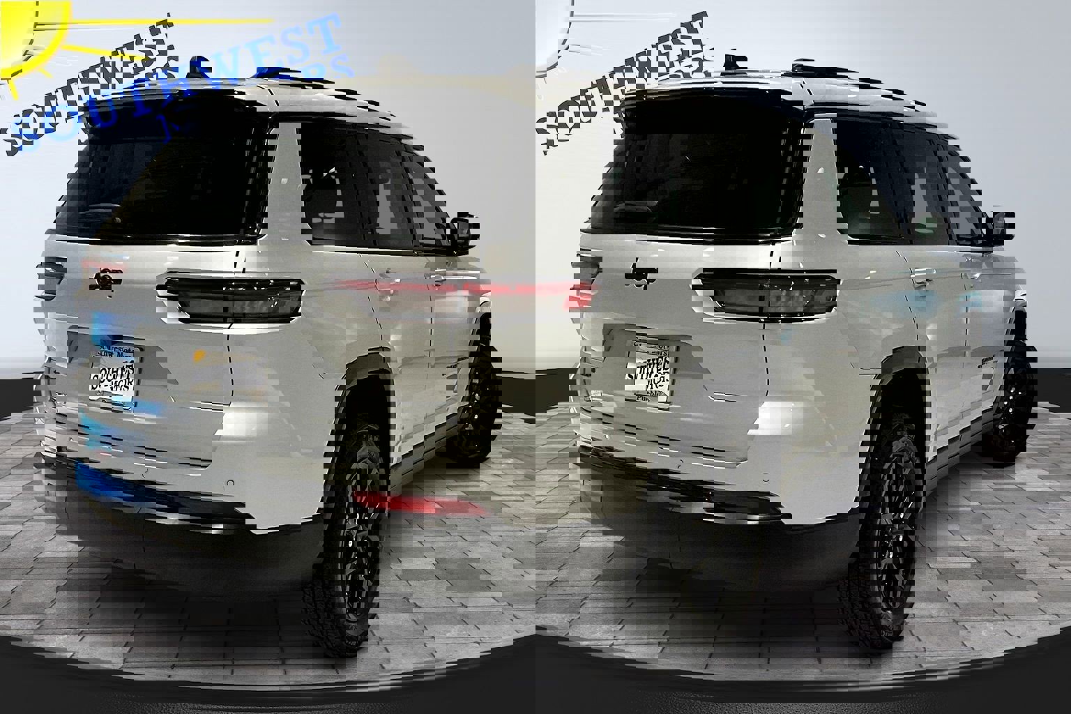 Used 2024 Jeep Grand Cherokee L Laredo image 6