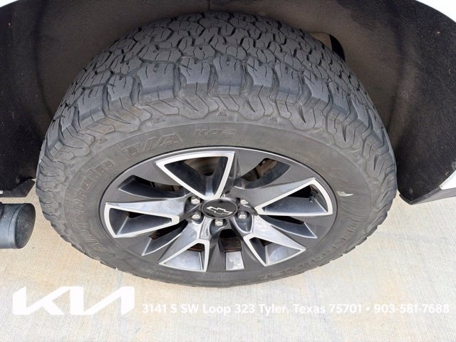 Used 2022 Chevrolet Tahoe Z71 w/ Luxury Package AWD/4WD image 9