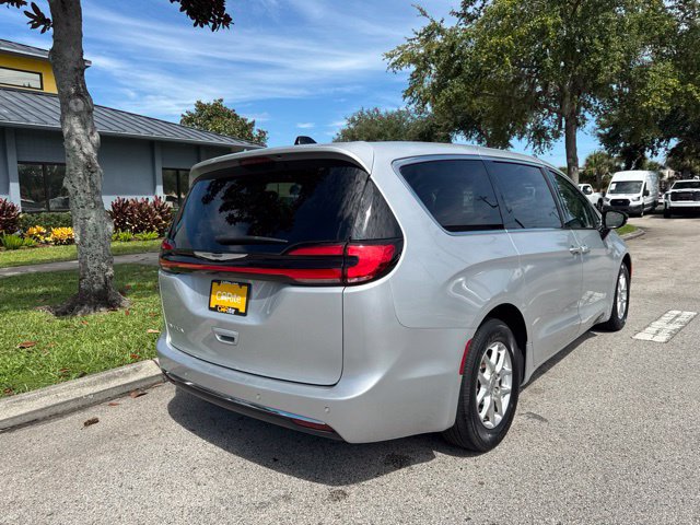 Used 2024 Chrysler Pacifica Touring-L FWD image 7