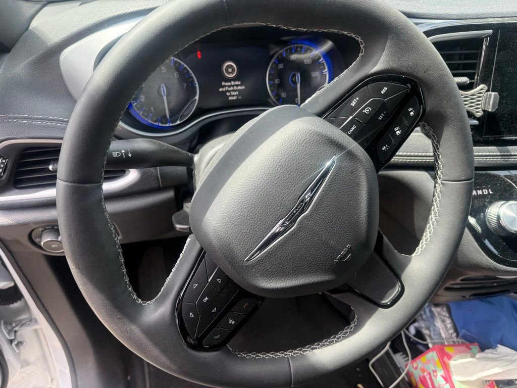 Used 2023 Chrysler Pacifica Touring-L w/ Uconnect Theater Family Group FWD image 11