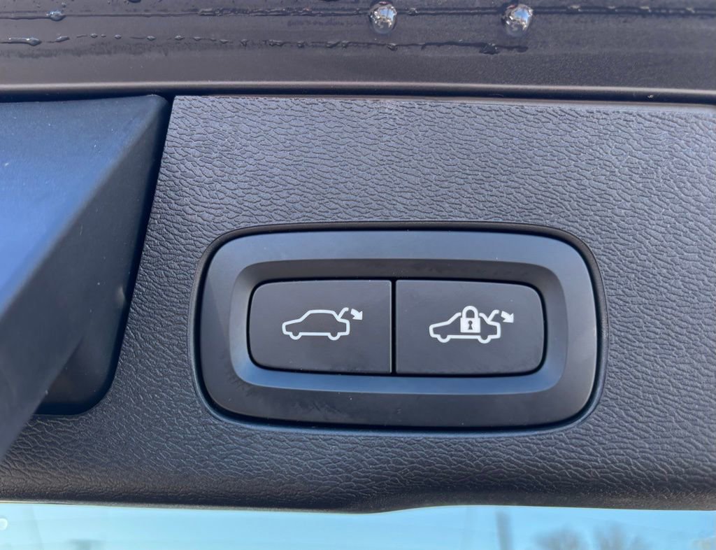 Certified 2024 Volvo XC60 B5 Ultimate w/ Climate Package image 23